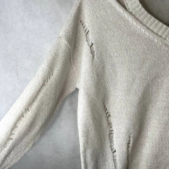 Arizona Jeans Cold Shoulder Destructed Metallic Sweater Size‎ Medium - Picture 4 of 11